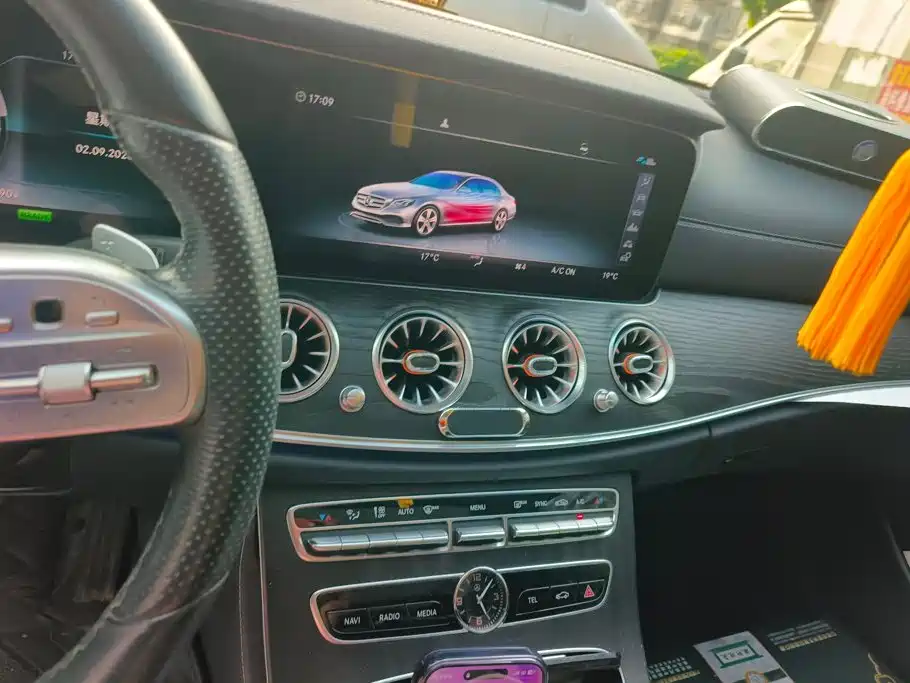 Mercedes-Benz E-Class — миниатюра 13