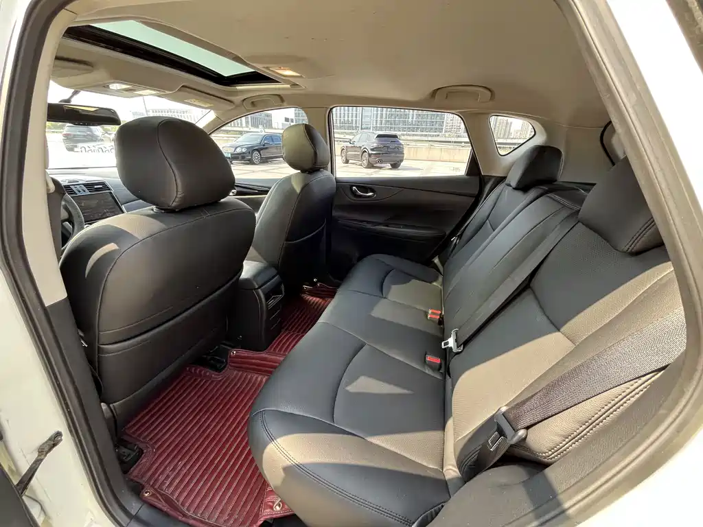 Nissan Tiida — миниатюра 7