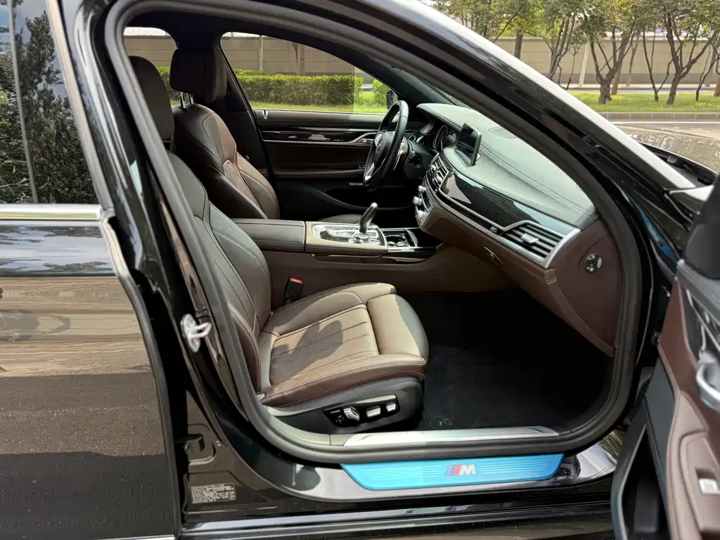 BMW 7 Series — миниатюра 9