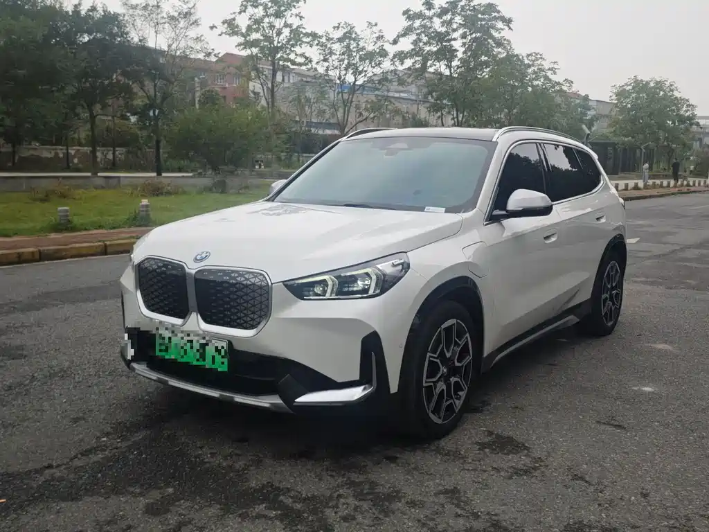 BMW iX1