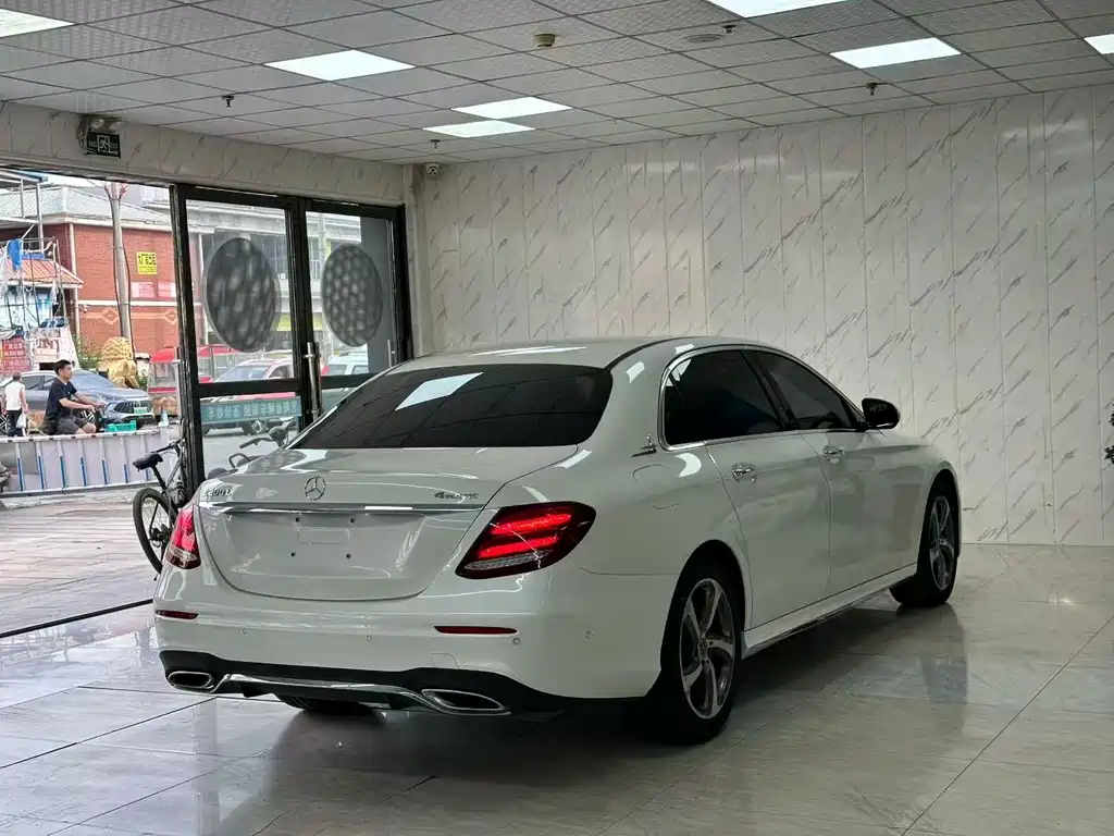 Mercedes-Benz E-Class — миниатюра 9