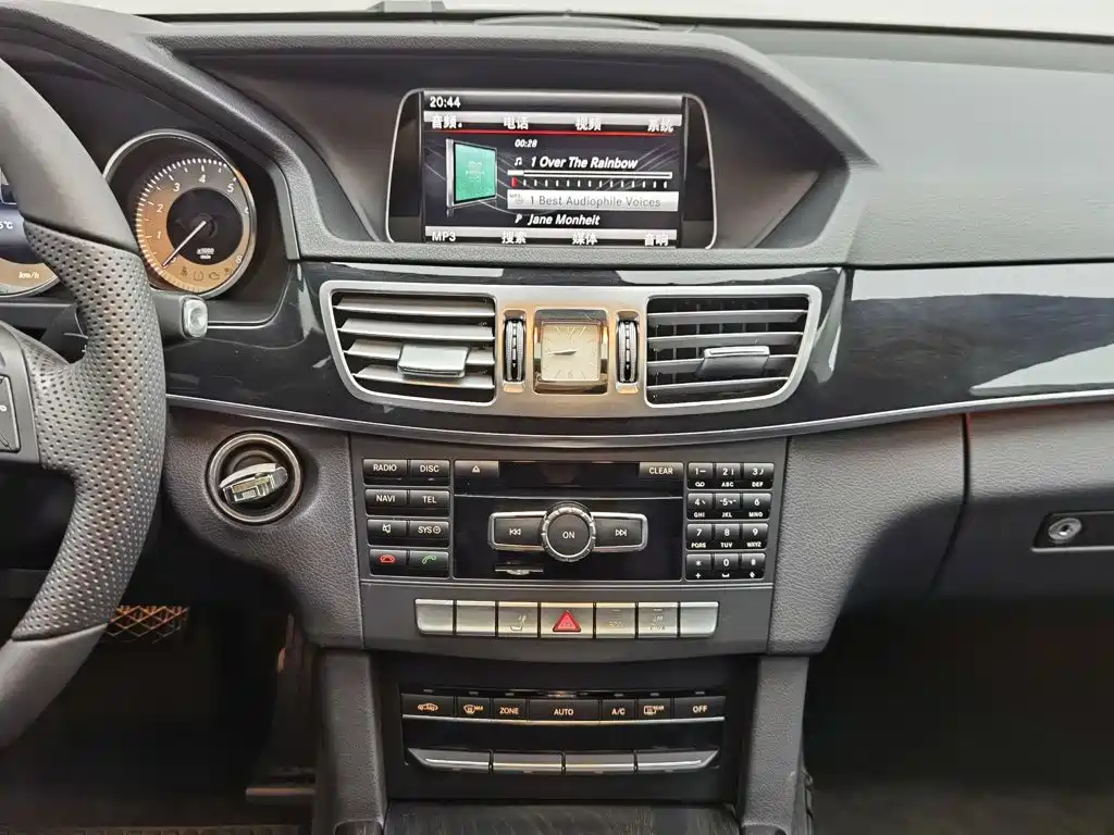 Mercedes-Benz E-Class — миниатюра 12