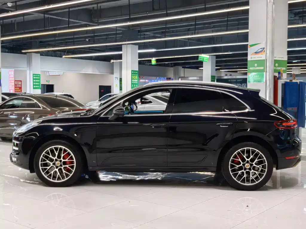 PORSCHE MACAN