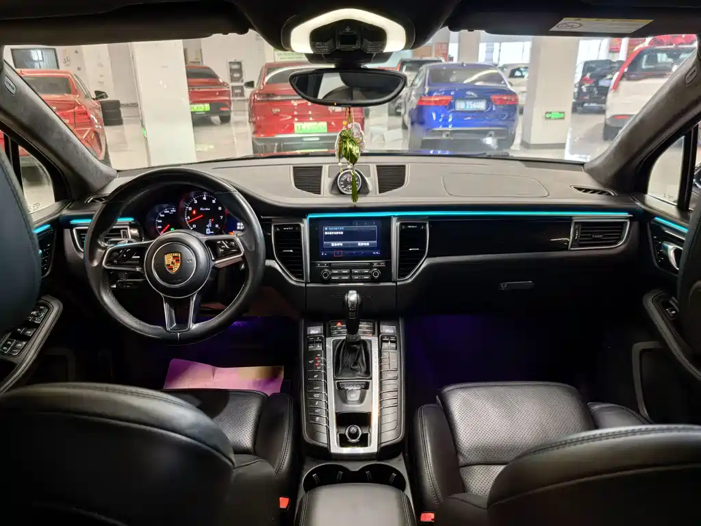 PORSCHE MACAN