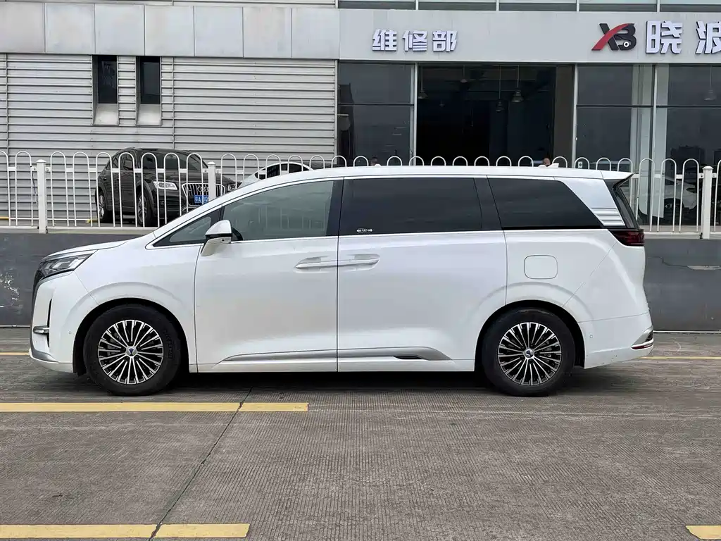 Denza D9 2022 EV 600 Flagship