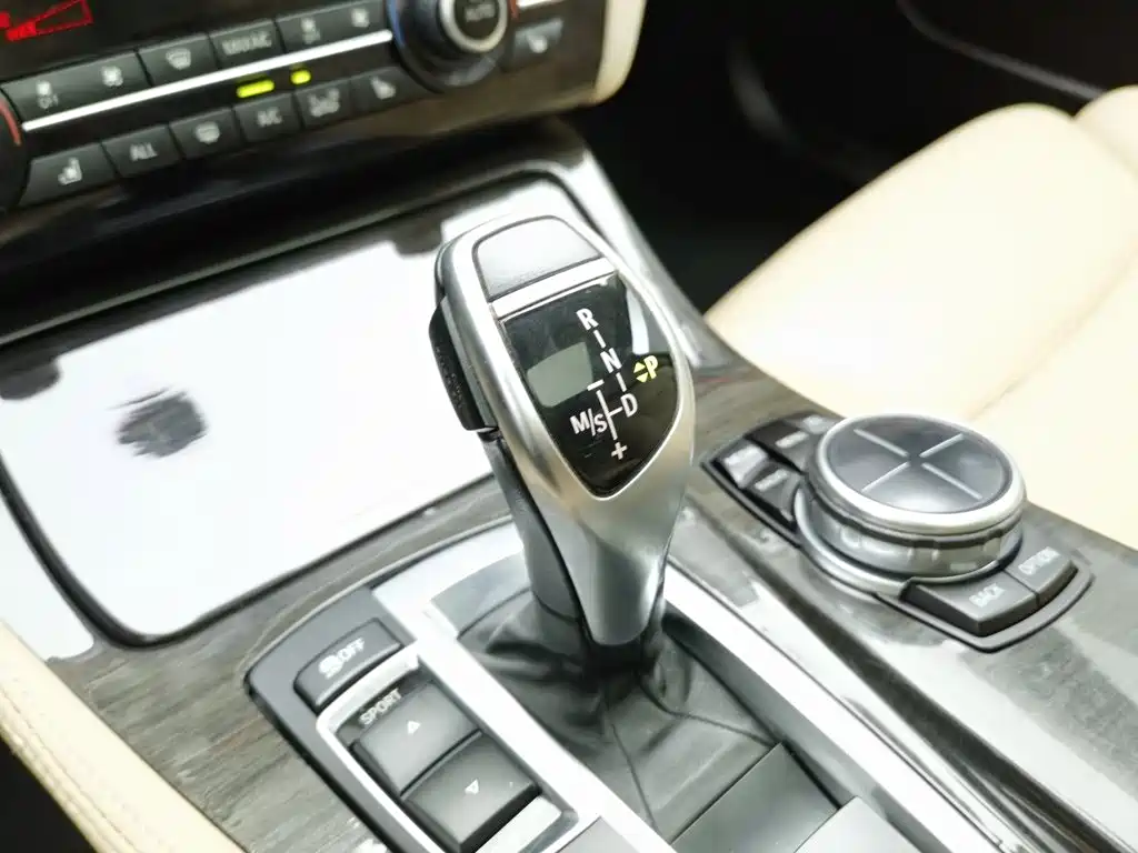 BMW 5 Series — миниатюра 13