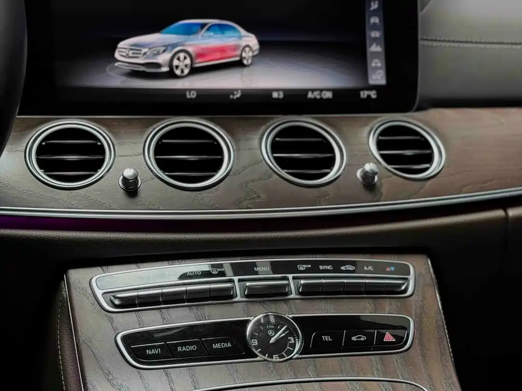 Mercedes-Benz E-Class — миниатюра 12
