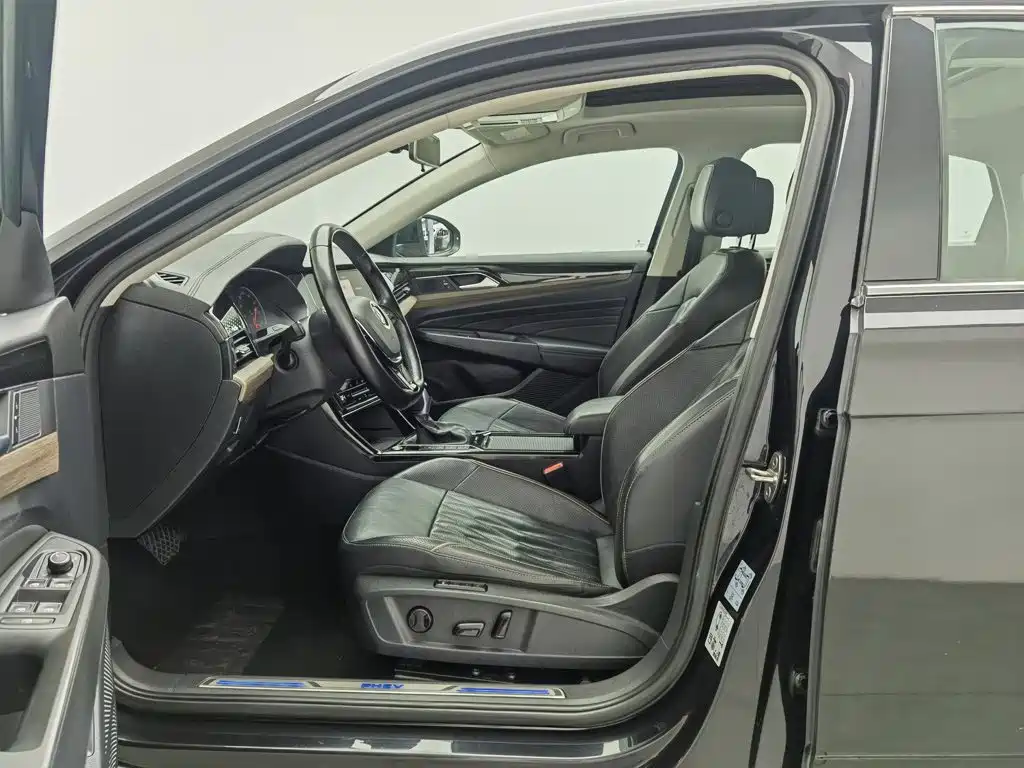 Volkswagen Passat PHEV — миниатюра 10