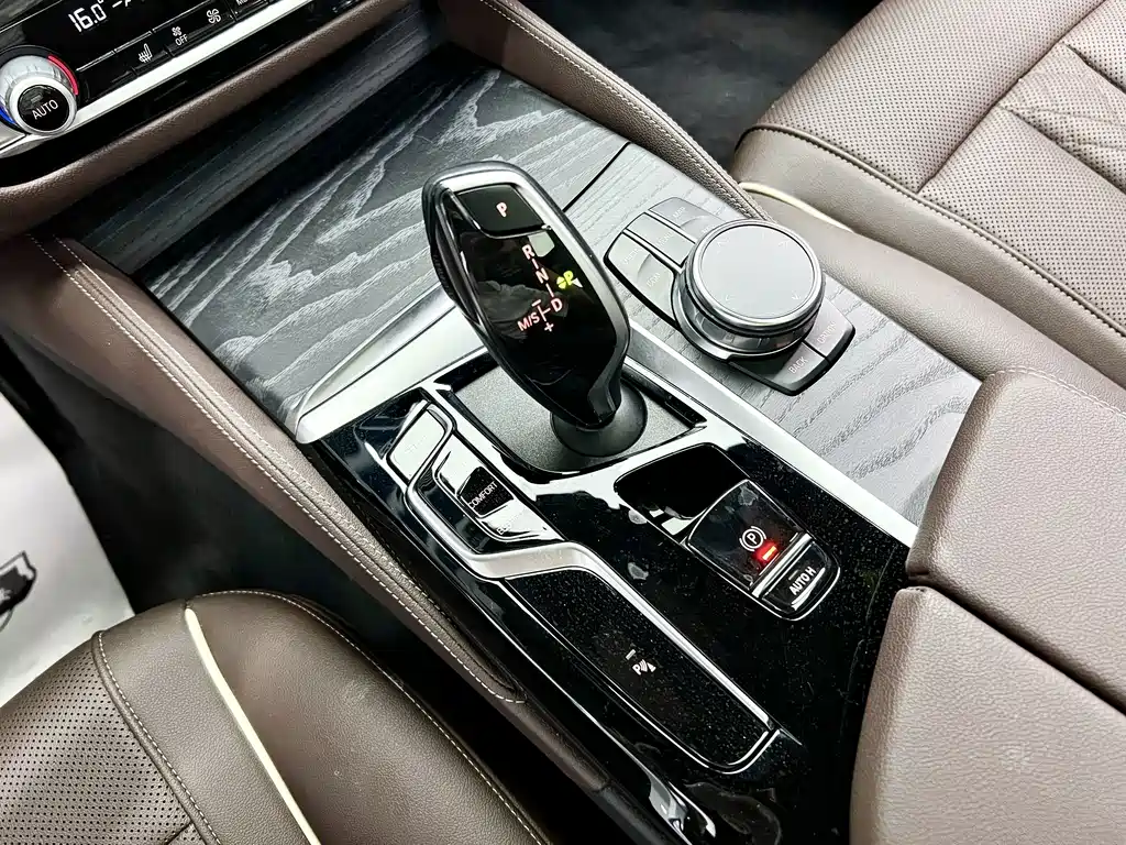 BMW 5 Series — миниатюра 11