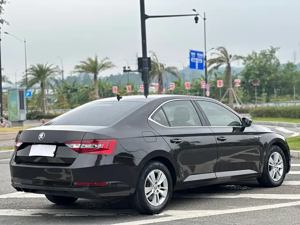 Skoda Superb — миниатюра 16