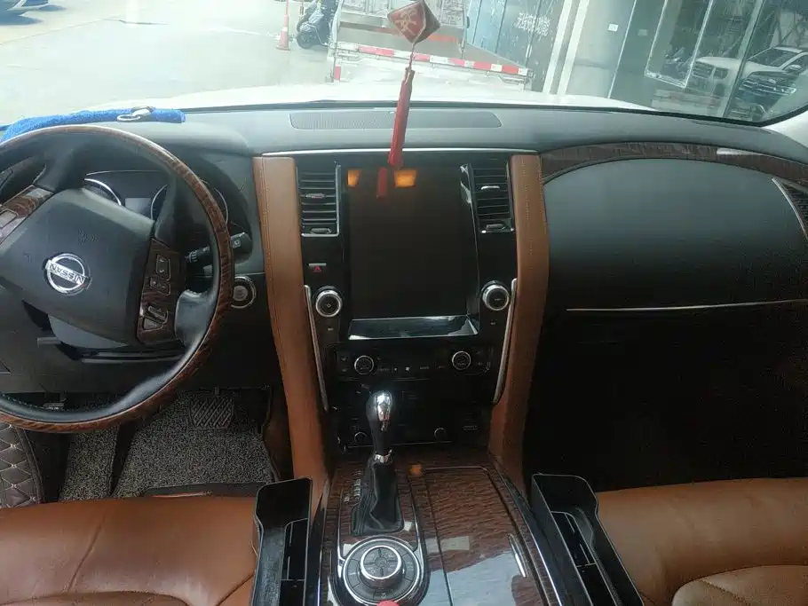 Nissan Patrol — миниатюра 13