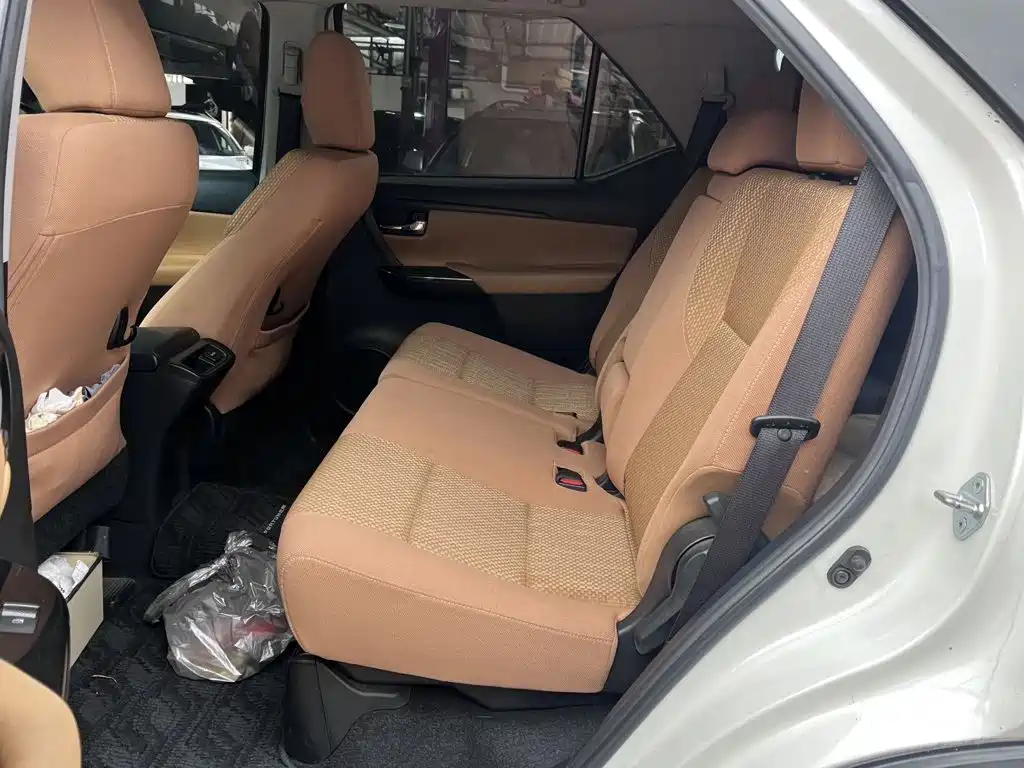 Toyota Fortuner — миниатюра 3