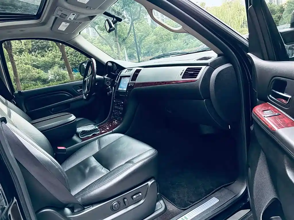 Cadillac Escalade — миниатюра 17