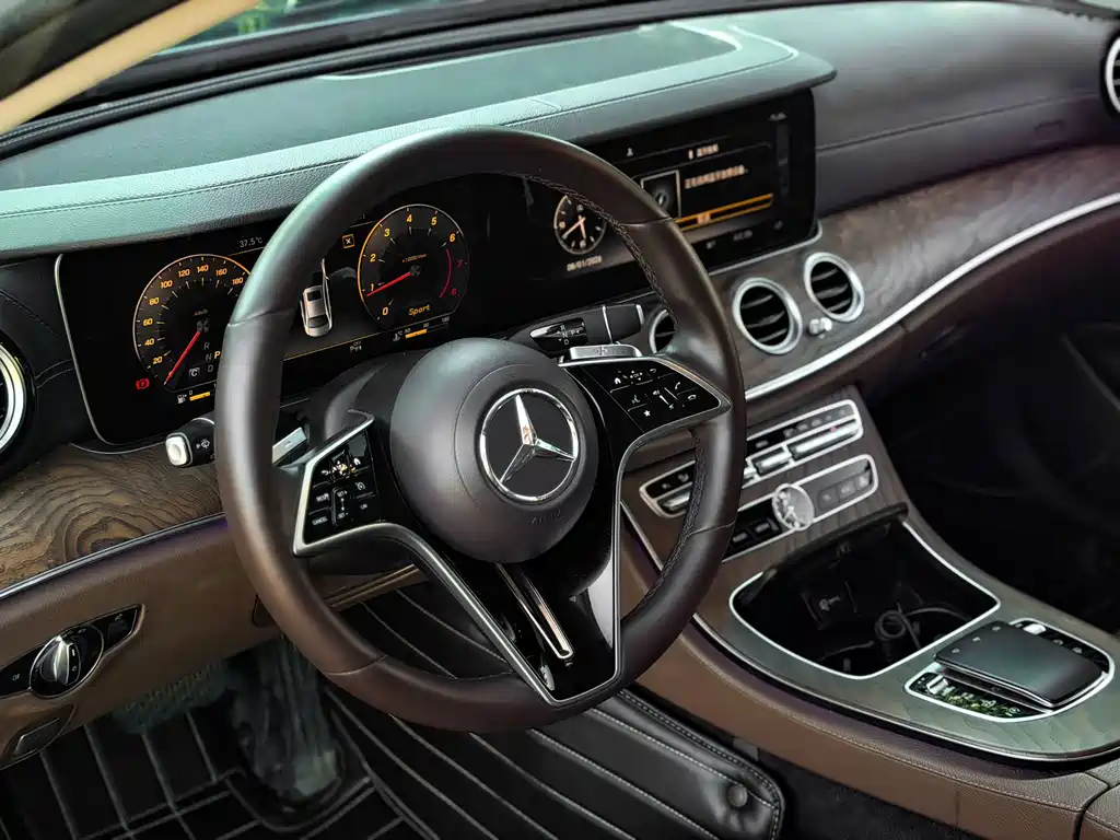 Mercedes-Benz E-Class — миниатюра 8
