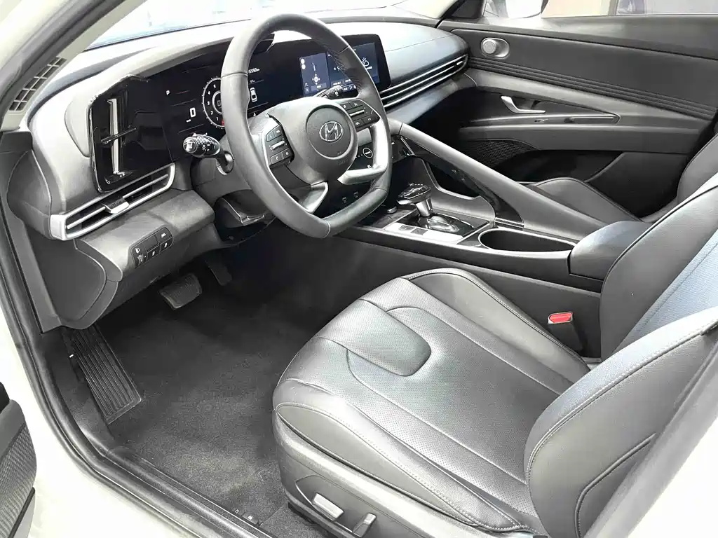 Hyundai Elantra 2022 240TGDi DCT LUX Luxury