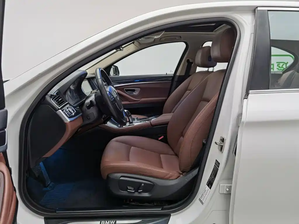 BMW 5 Series — миниатюра 10