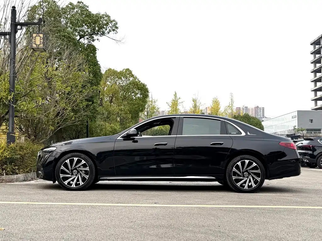 Mercedes-Benz E-Class — миниатюра 7