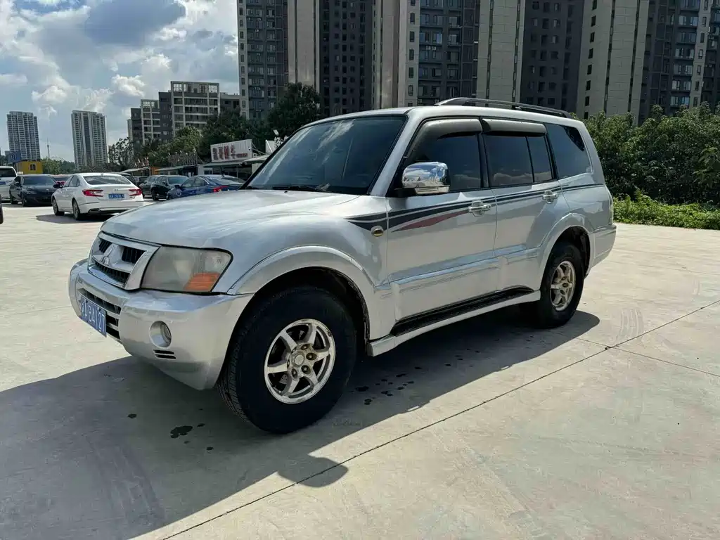 Mitsubishi Pajero — миниатюра 3