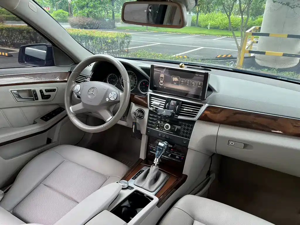 Mercedes-Benz E-Class — миниатюра 8