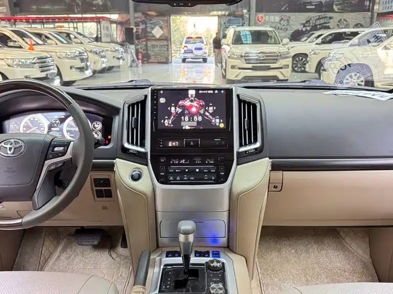 Toyota Land Cruiser 2012 4.6L AT VX