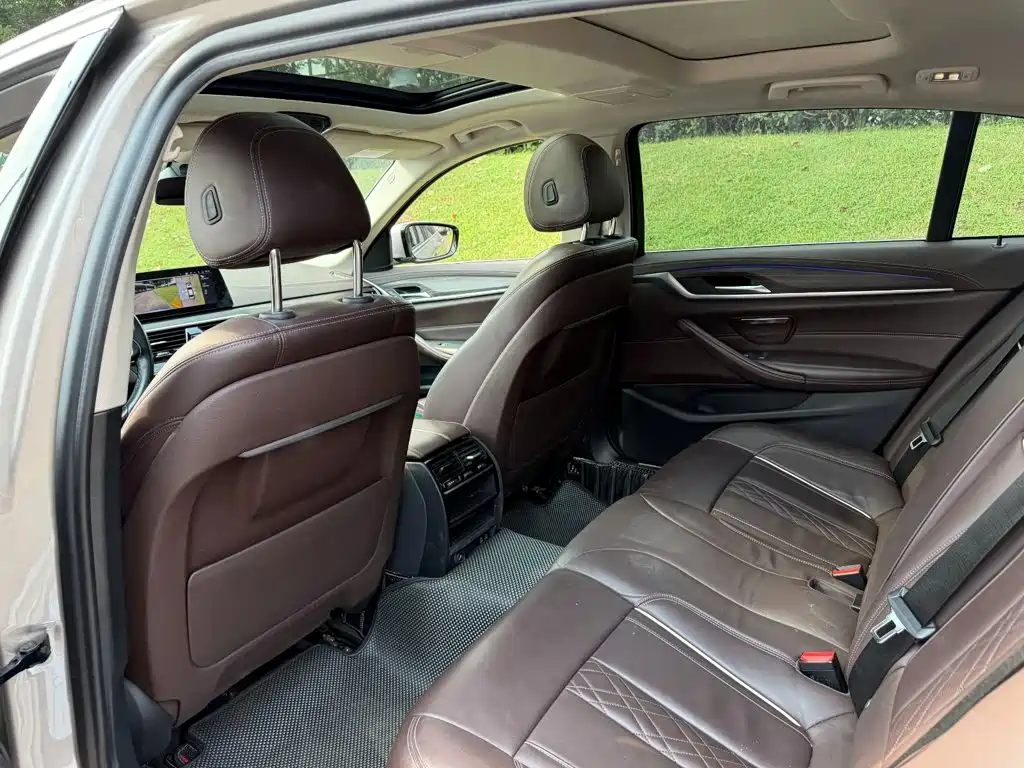 BMW 5 Series — миниатюра 11