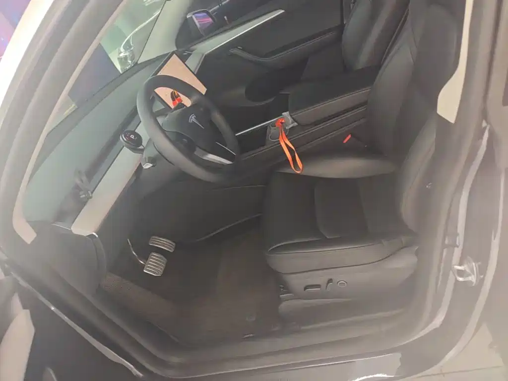 Tesla Model Y — миниатюра 15