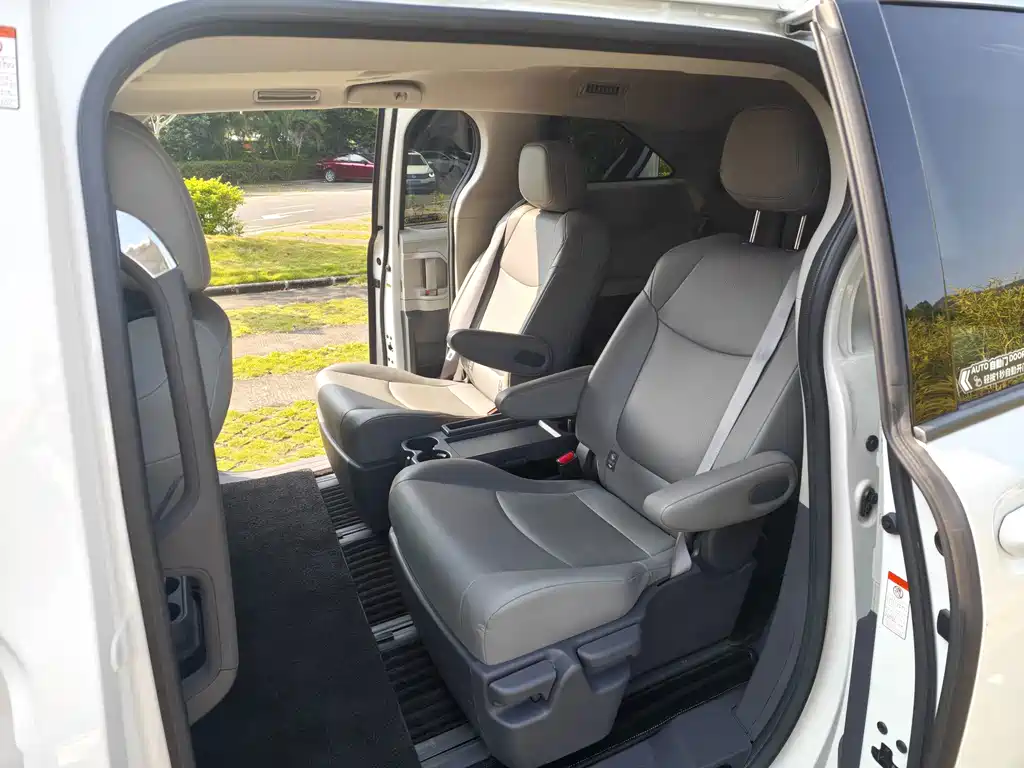 Toyota Granvia — миниатюра 7