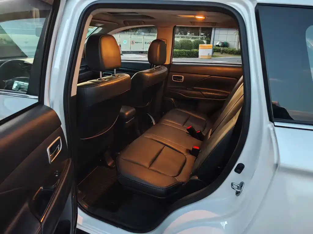 MITSUBISHI OUTLANDER