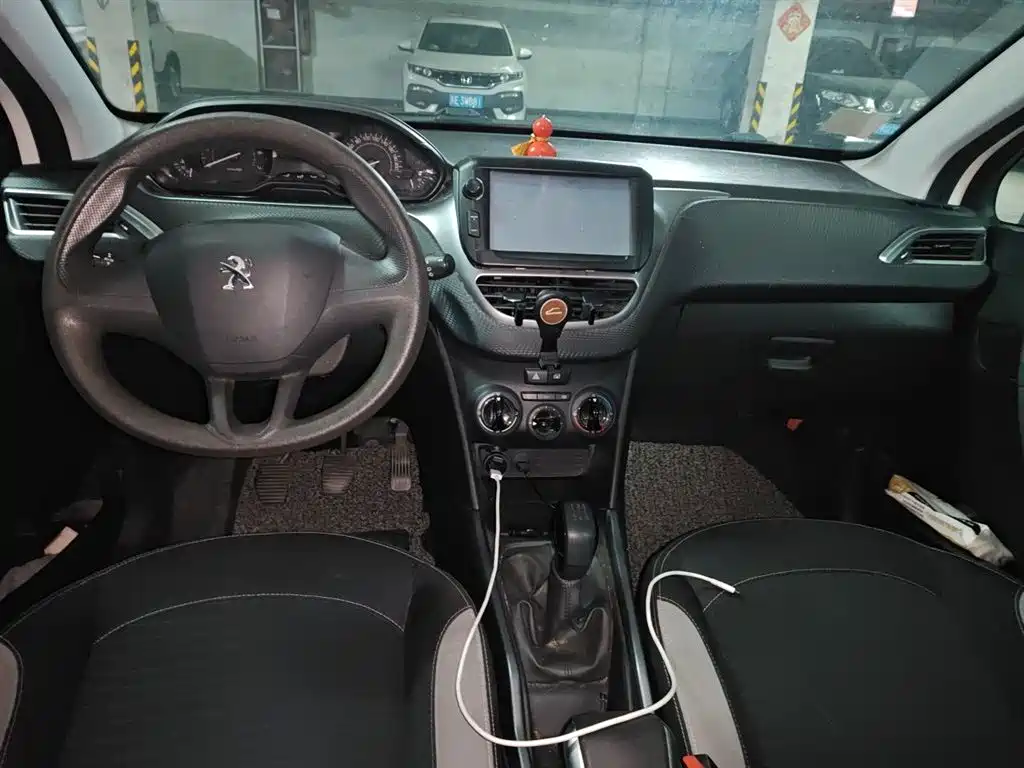 Peugeot 2008 2014 1.6L MT
