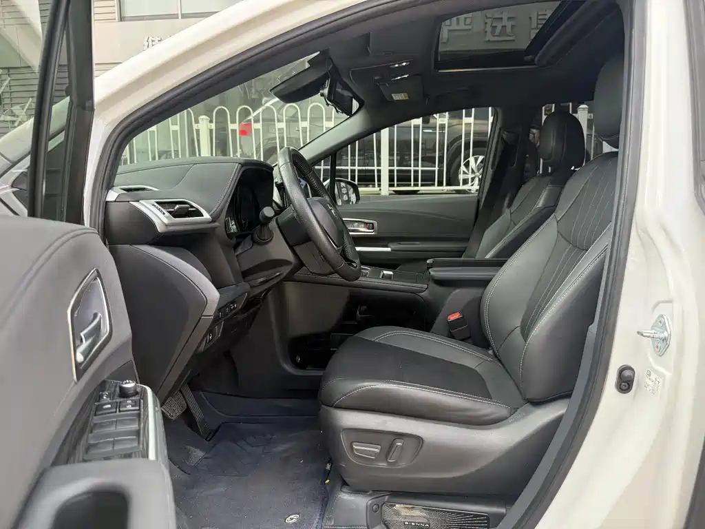 Toyota Sienna — миниатюра 12