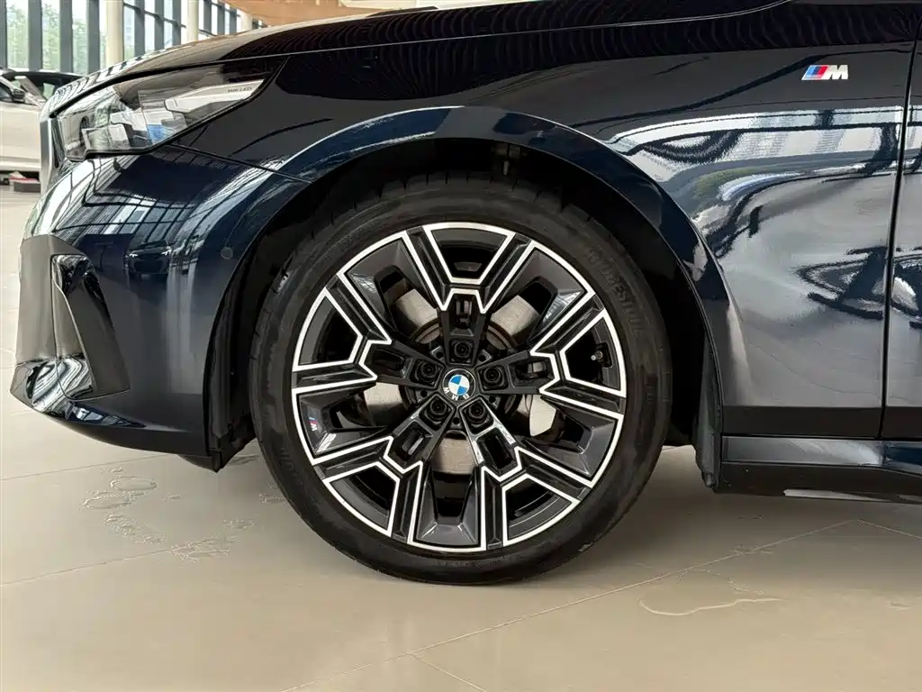 BMW 5 Series — миниатюра 7