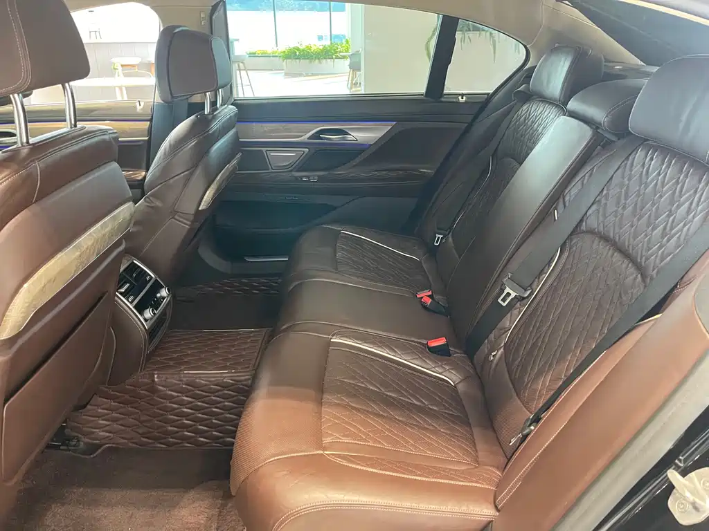 BMW 7 Series — миниатюра 8