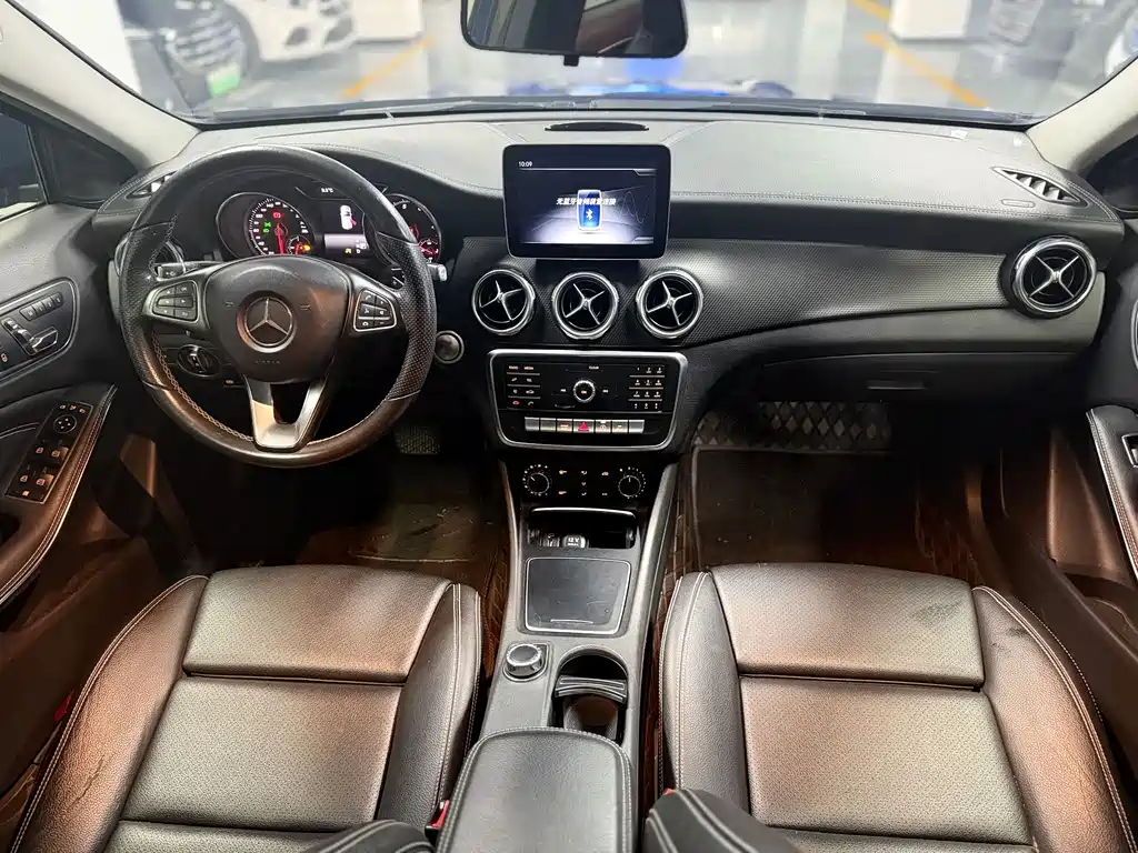 MERCEDES-BENZ GLA