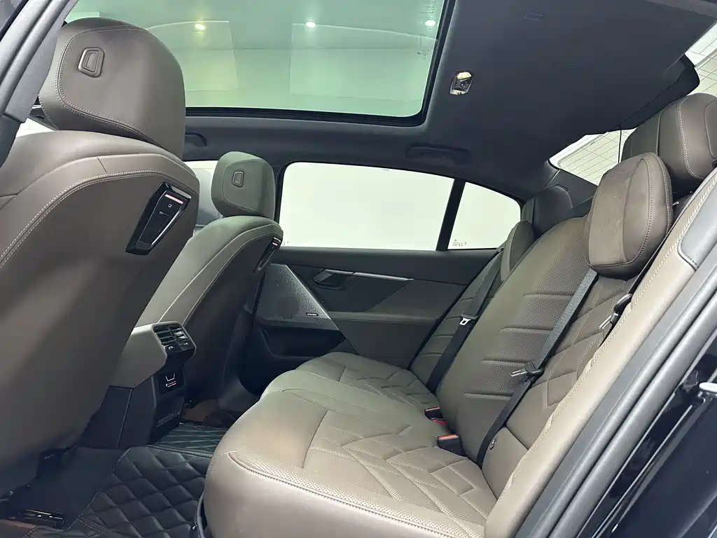 BMW 5 Series — миниатюра 11
