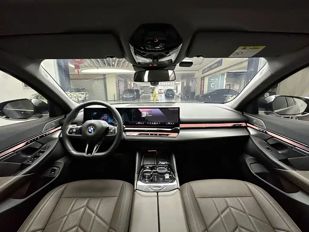 BMW 5 Series — миниатюра 9
