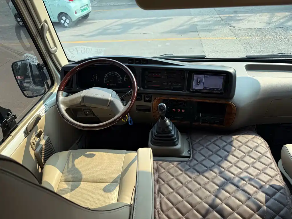 Toyota Coaster (Overseas) — миниатюра 11