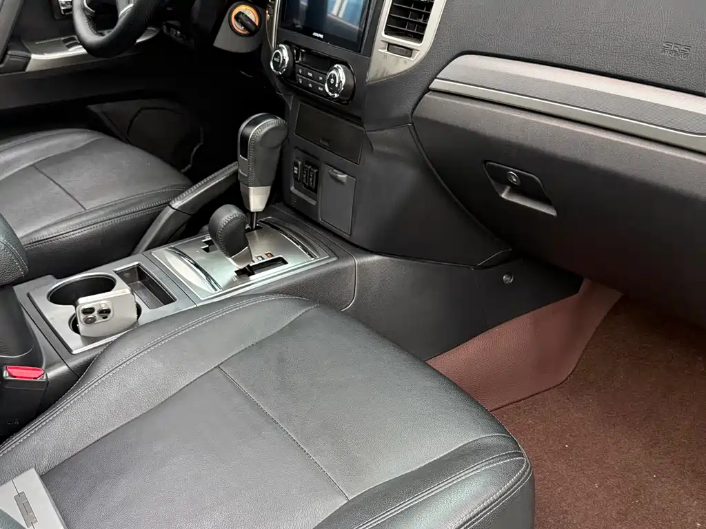 Mitsubishi Pajero (Import) — миниатюра 14