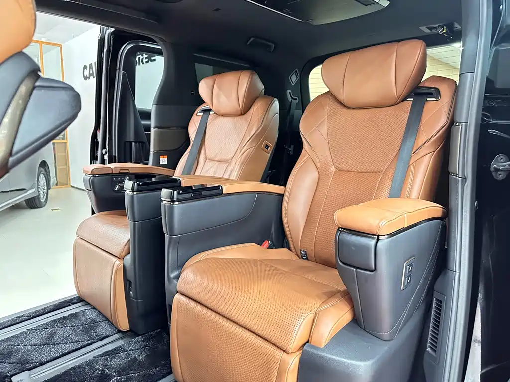 Toyota Alphard — миниатюра 11