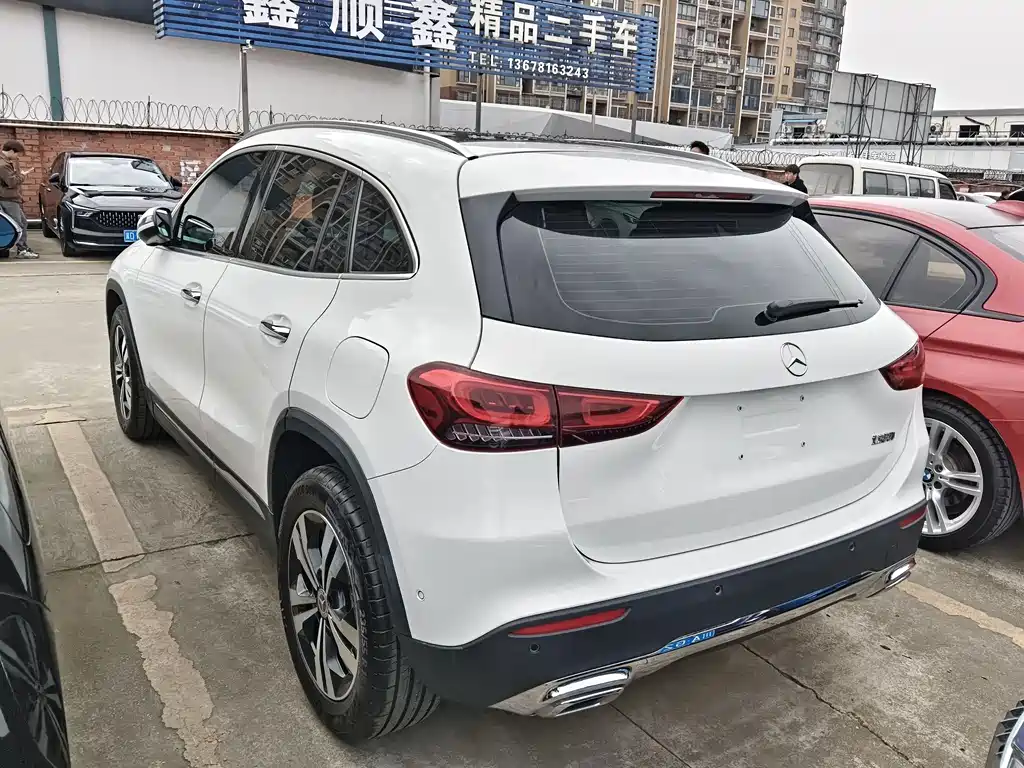 MERCEDES-BENZ GLA