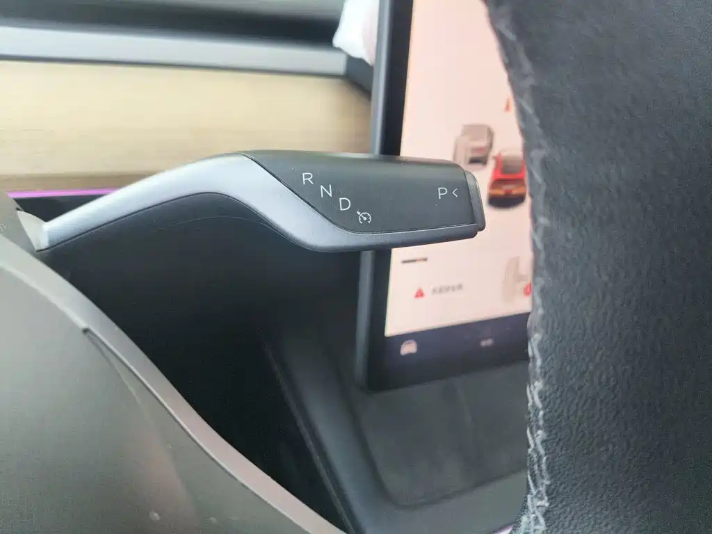 Tesla Model Y — миниатюра 15
