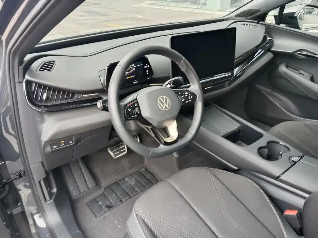 VOLKSWAGEN WITH THE CROWD 06