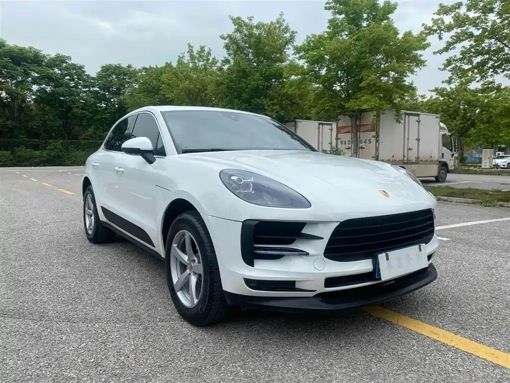 PORSCHE MACAN