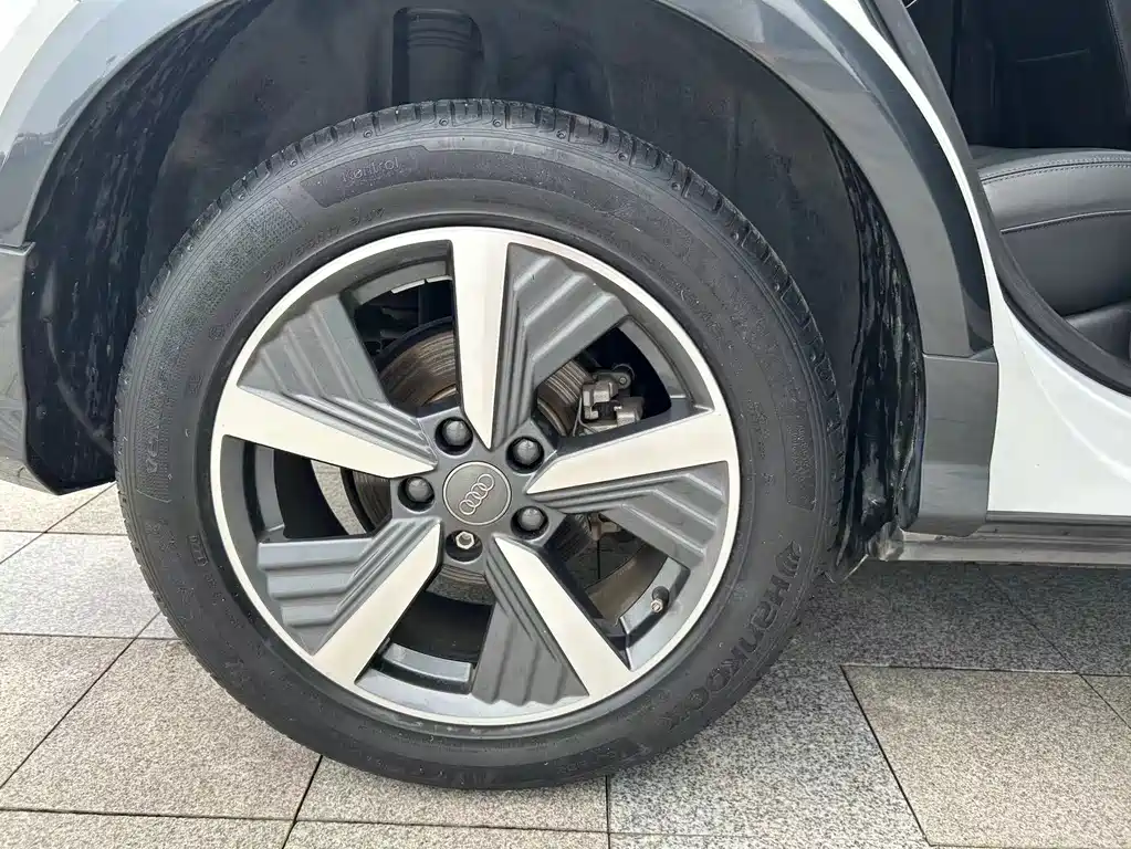 Audi Q2L e-tron — миниатюра 12