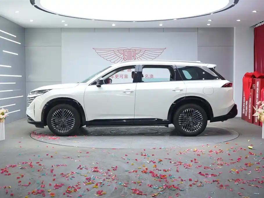 NISSAN EXPLORING THE LAND