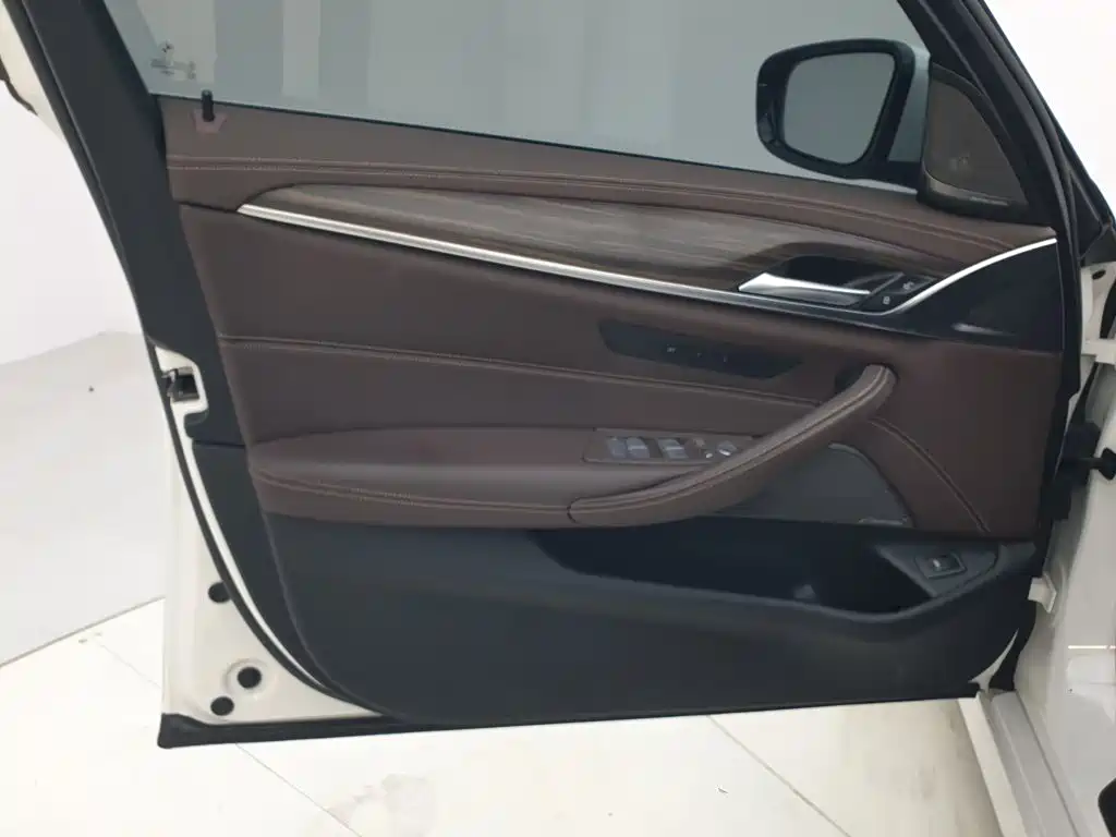 BMW 5 Series — миниатюра 15