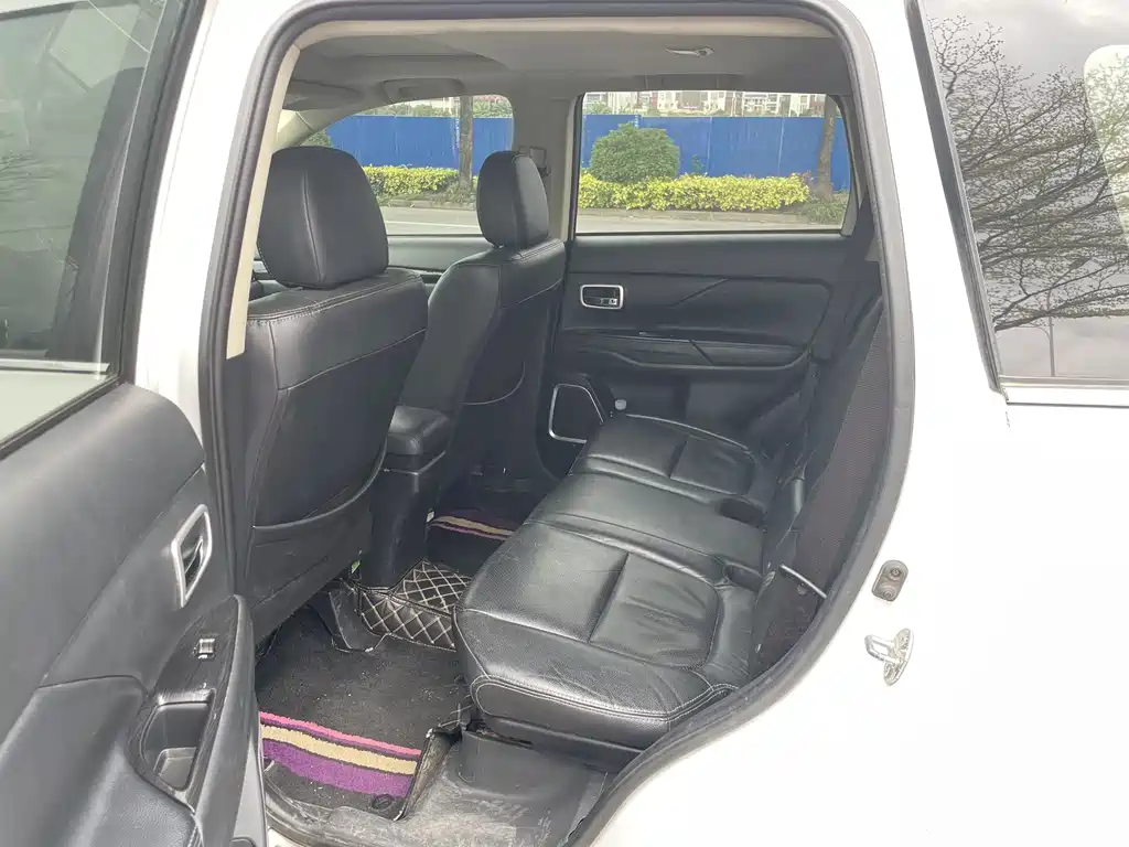 MITSUBISHI OUTLANDER