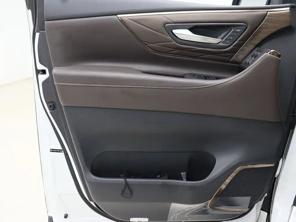 Toyota Alphard — миниатюра 6