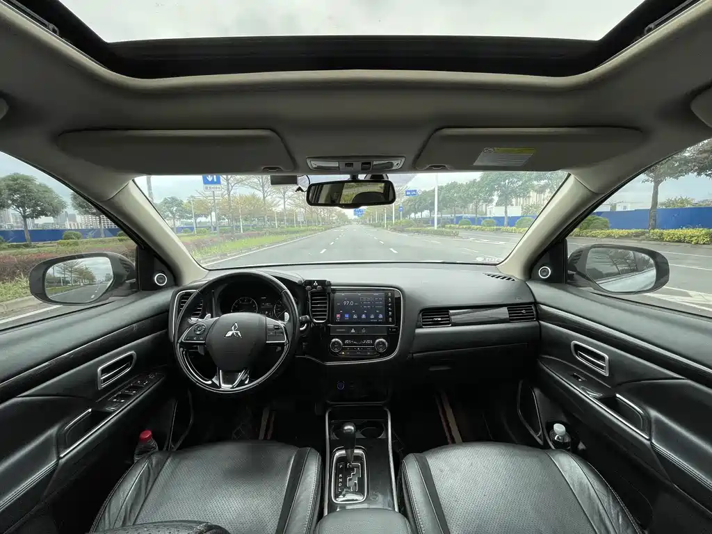 MITSUBISHI OUTLANDER