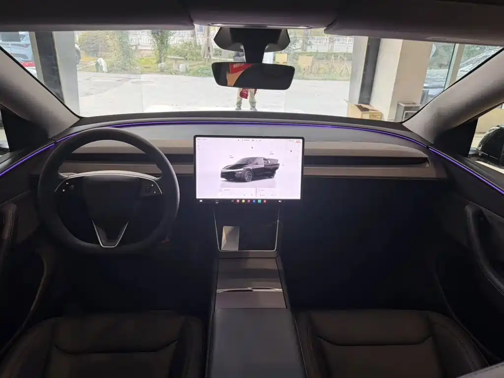 Tesla Model Y — миниатюра 6
