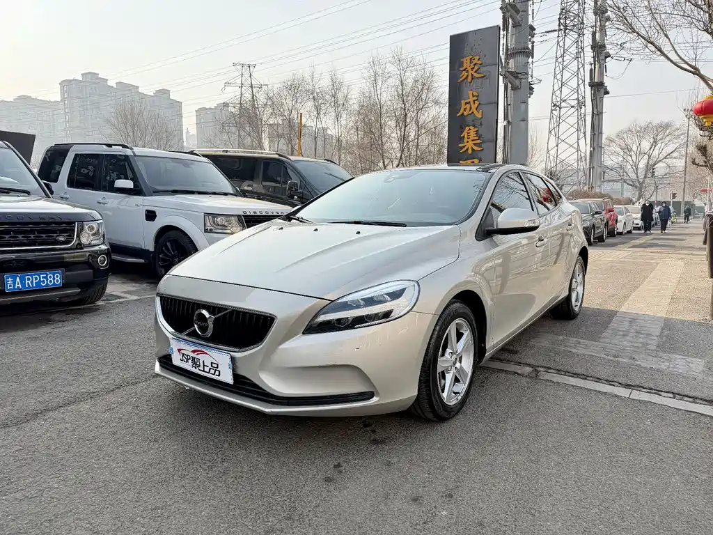 VOLVO V40